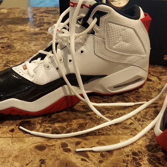 NWOT Air Jordan bloyals - Picture 3 of 5